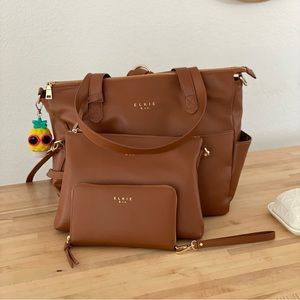 Elkie and Co. Tote bag in vegan leather with crossbody and wallet.